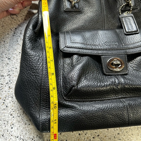 Coach handbag. Black pebbled leather in excellent condition. - Picture 8 of 9